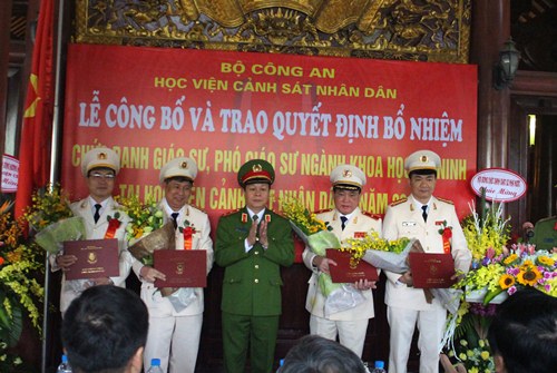 Trao quyết định công nhận chức danh Giáo sư, Phó Giáo sư ngành Khoa học Ev88 3676 link không bị chặn